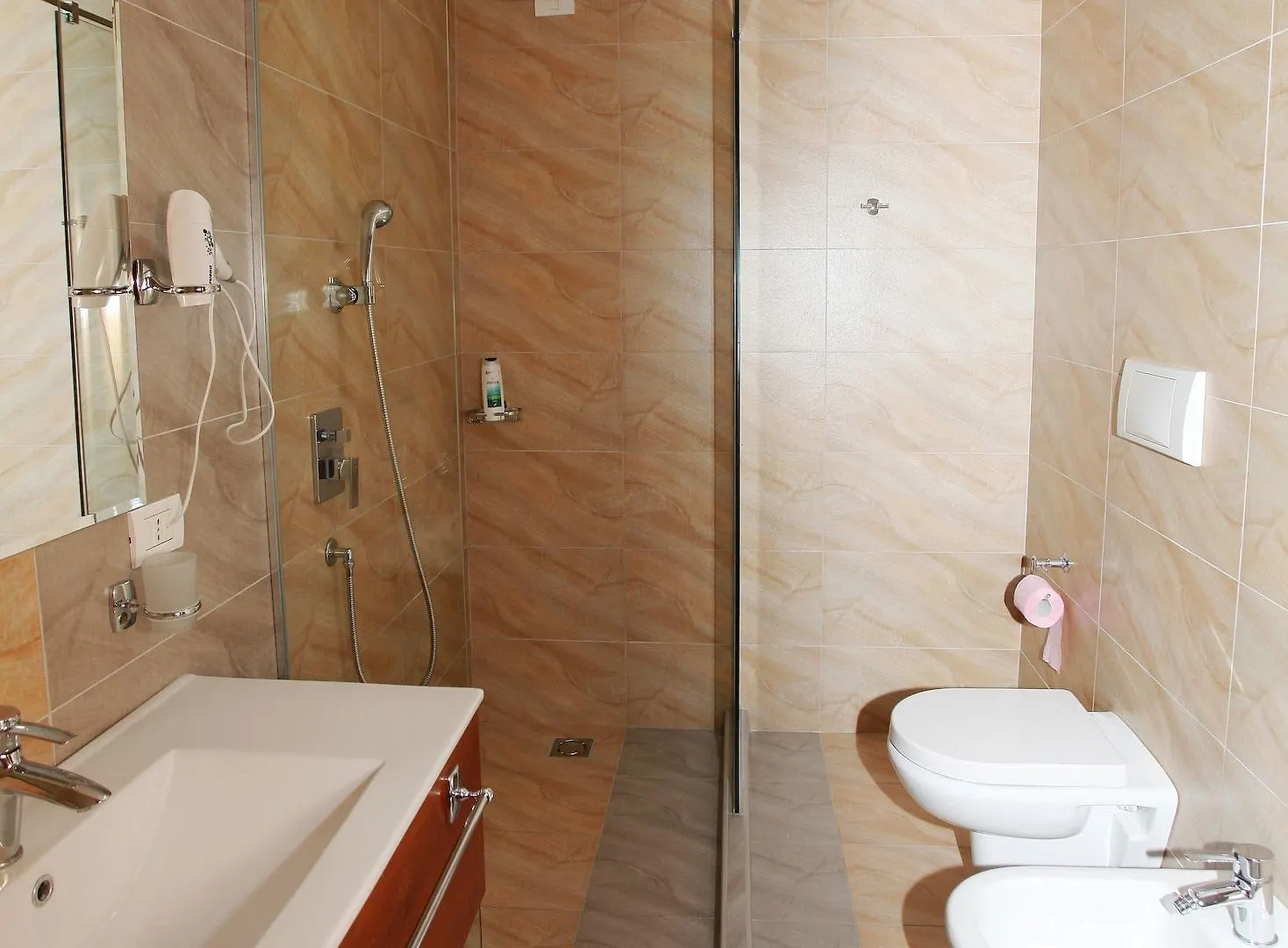 ****  Hotel Green Vaqarr Albania